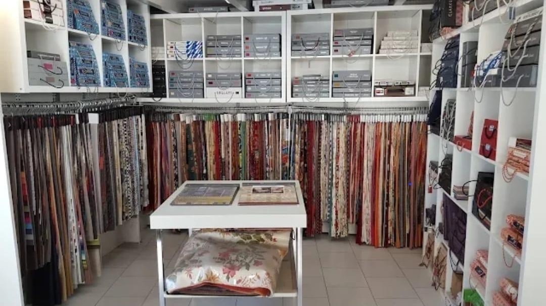 Rayonnages d'échantillons de tissus d'ameublement dans le magasin de L'Atelier Artisanal